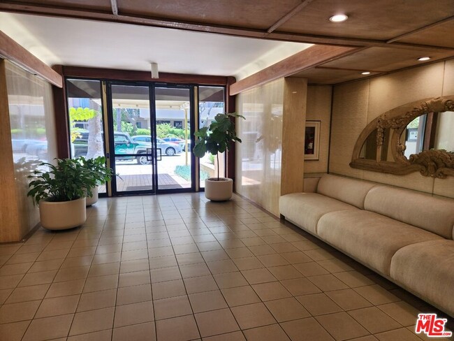 Building Photo - 117 S Doheny Dr