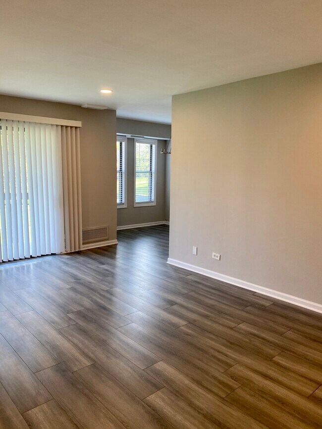 Building Photo - 2210 Country Club Dr