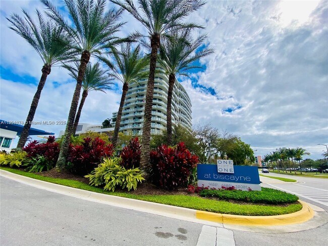 Foto del edificio - 14951 Royal Oaks Ln