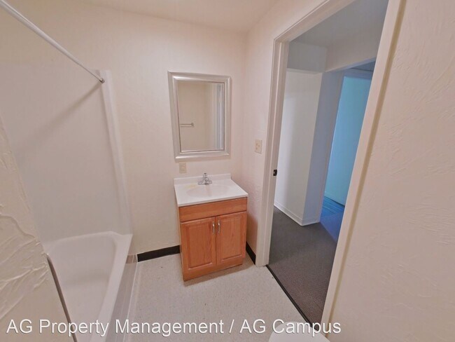 Building Photo - 4 br, 1.5 bath House - 1241 1/2 Coburg Road