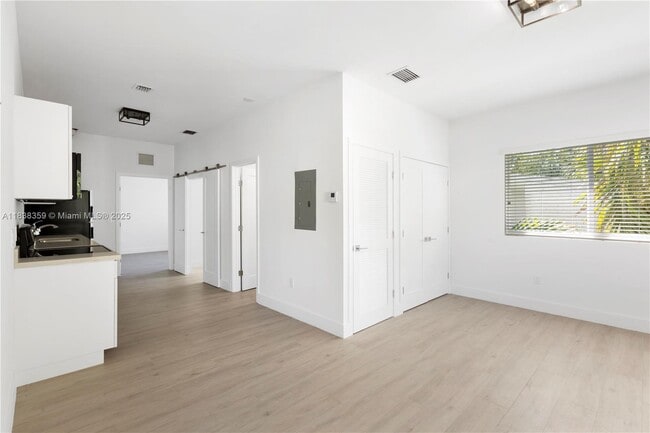 Building Photo - 624 Santander Ave
