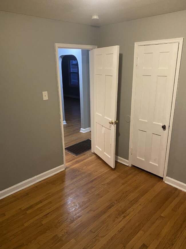 Building Photo - Charming 3 Bed, 1 Bath Bungalow in Berkley - Section 8 Preferred