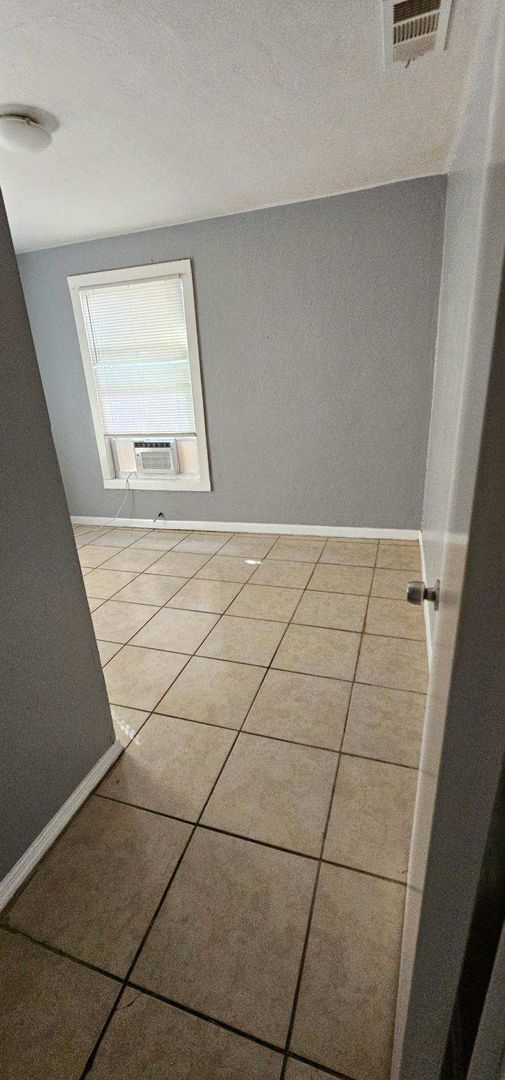 Foto del edificio - Corner Lot rental home!