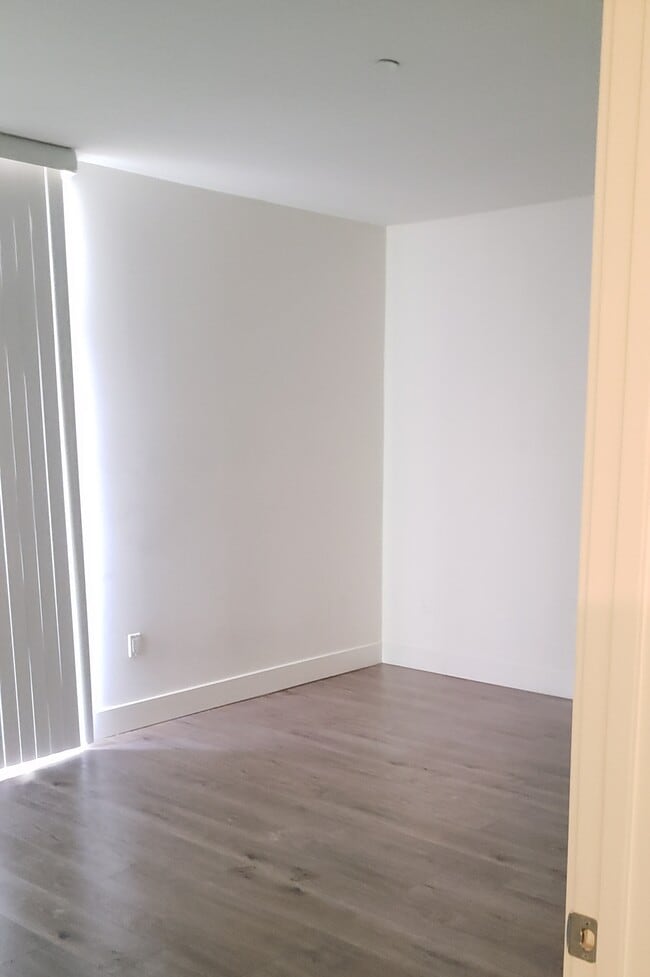 Building Photo - 13833 Oxnard St