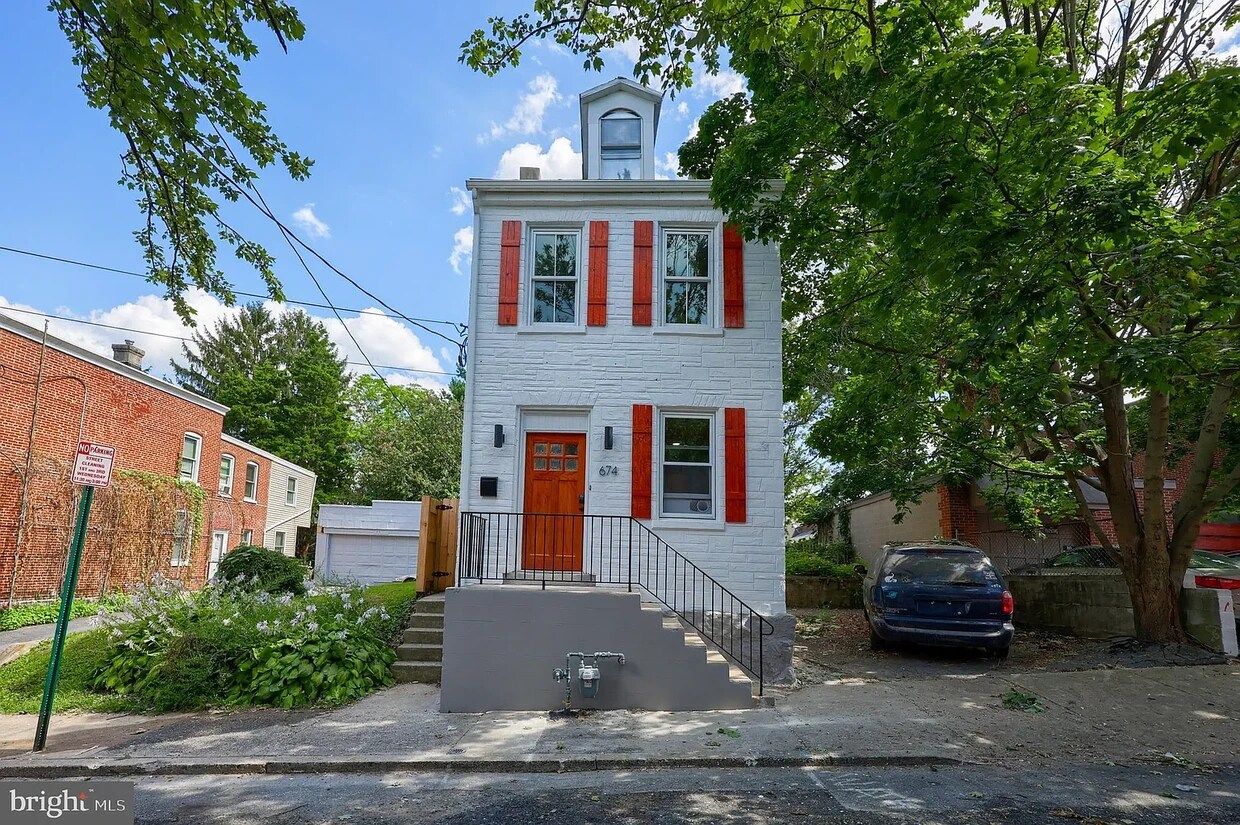 Foto principal - 674 W Vine St