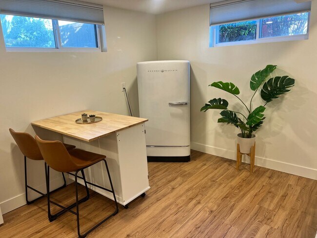 Foto del edificio - Charming 1 Bedroom Basement Apartment in M...