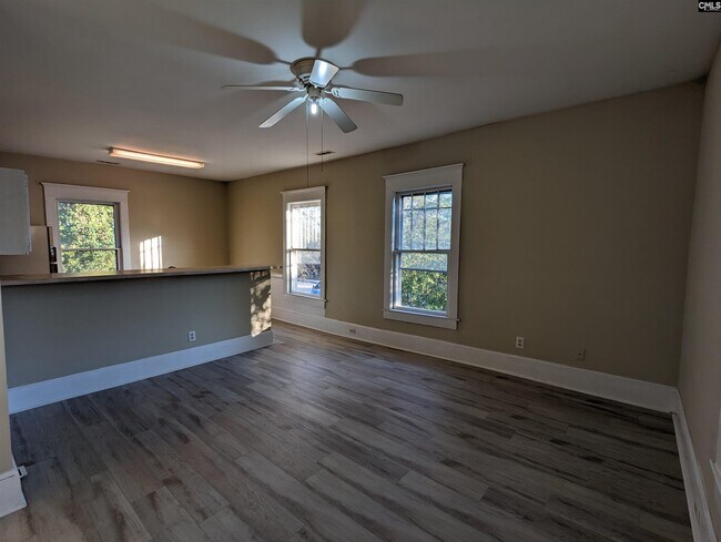 Foto del edificio - 3121 Rosewood Dr