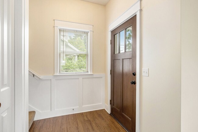 Building Photo - 4 Bedroom, 2 Bath Home near Uptown GR! Ava...