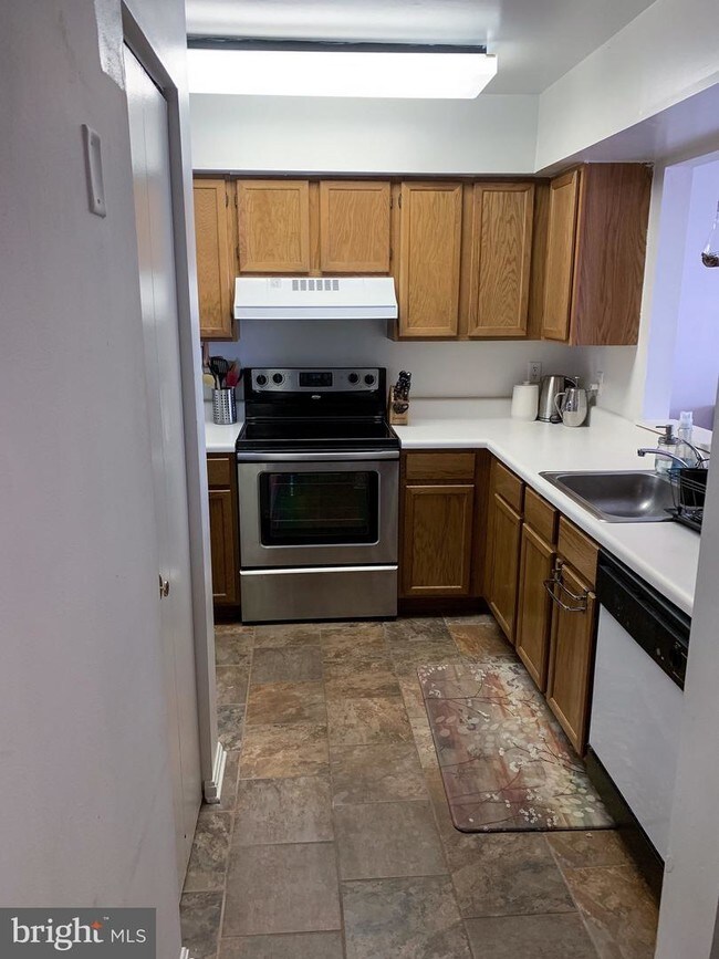 Building Photo - 553 McManus Way