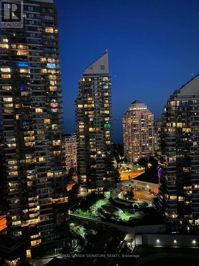 Photo du bâtiment - 2220 Lake Shore Blvd W