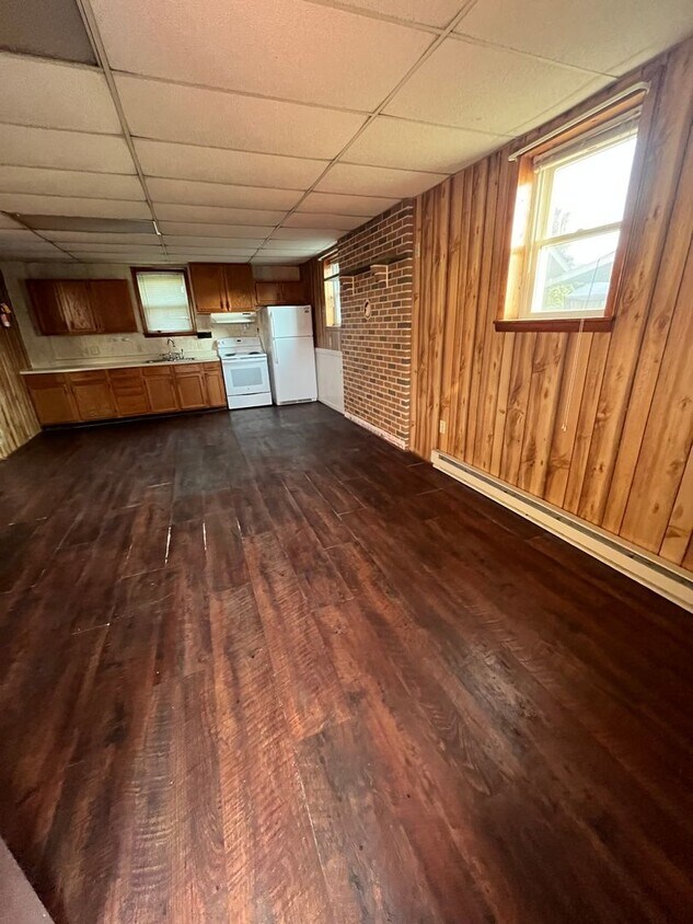 Primary Photo - 122 Maple St