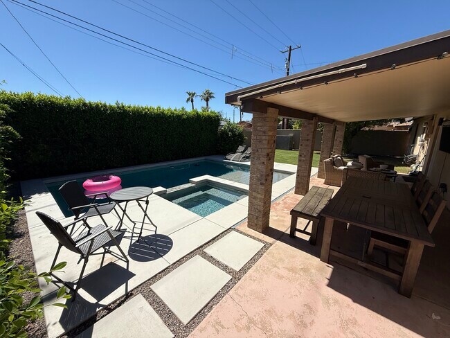 Foto del edificio - 8021 E Oak St