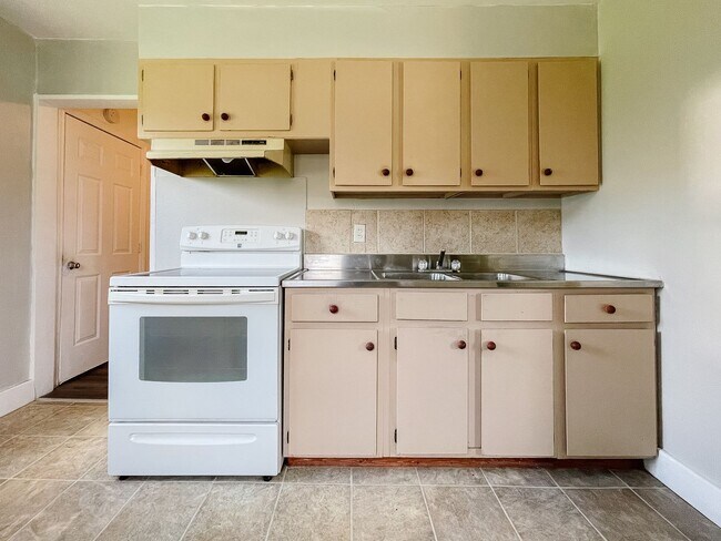 Building Photo - Walking Distance to Cooley Park-2 Bed House