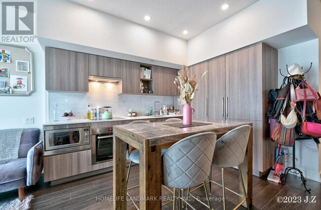 Building Photo - 19 Bathurst St