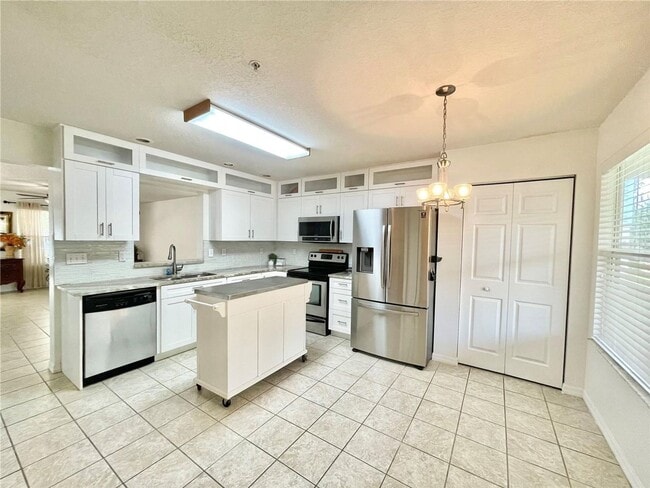 Building Photo - Beautiful 3BR/2.5BA Corner Townhome in Hai...