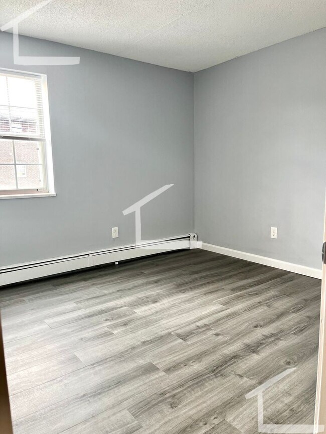 Building Photo - Brand new renovated 2 bed in Newton with parking.