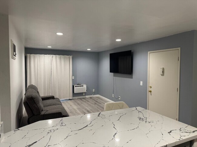 Foto del edificio - 12716 Lakeshore Dr