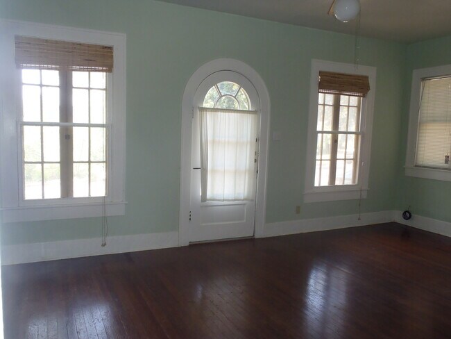 Building Photo - Spacious 2 Bedroom- 600 E. 41st- August Pr...