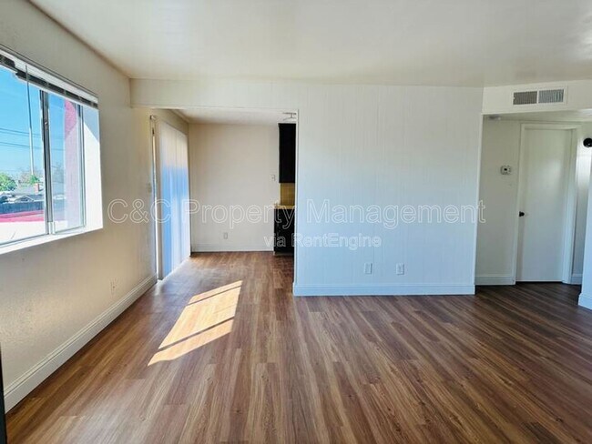 Foto del edificio - 1668 W Ashlan Ave