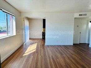 Building Photo - 1668 W Ashlan Ave