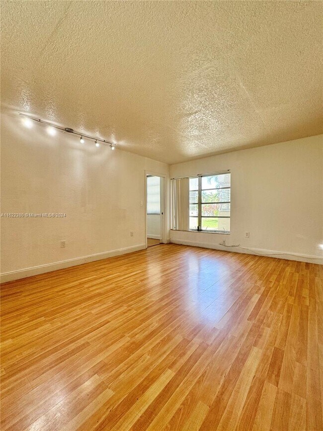 Foto del edificio - 1850 NE 169th St