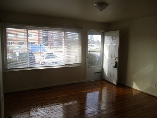 Foto del edificio - 110-A Longhill Road, Williamsburg - Availa...