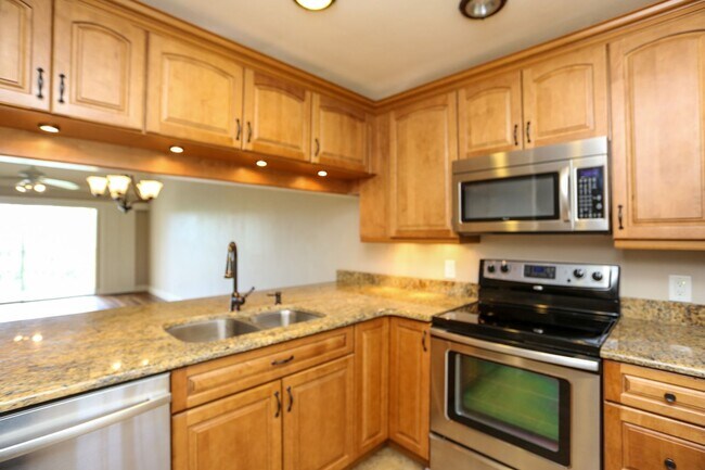 Foto del edificio - ***KING'S LAKE**3 BED 2 BATH**COMPLETELY R...