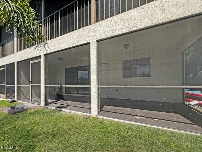 Building Photo - 4530 SW 10th Ave