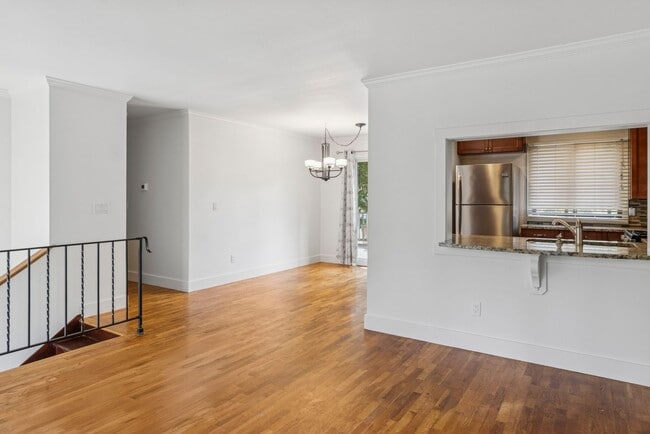 Foto del edificio - Bright Cozy Home w/ Deck & Yard Near Des M...