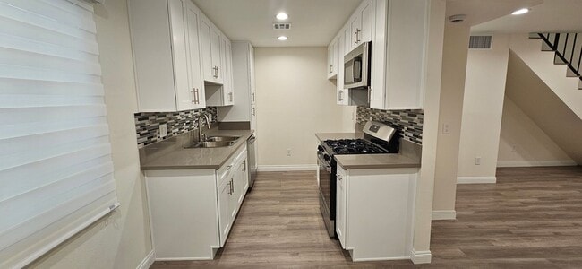 Building Photo - Beautifully Renovated Townhouse with Moder...