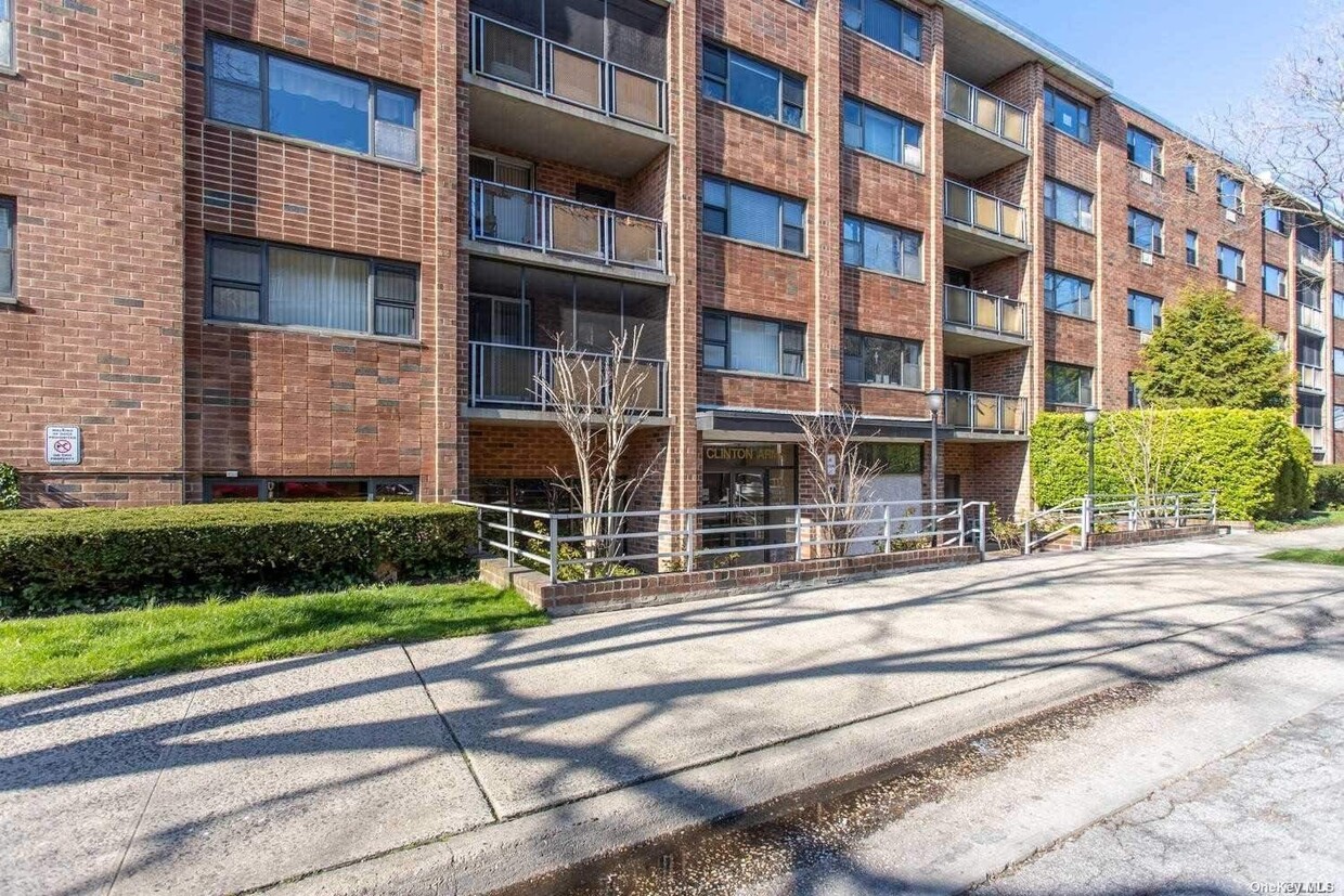 Primary Photo - 100 Clinton Ave
