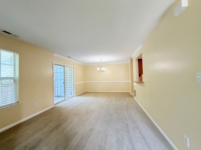 Building Photo - Bright 2 bed end unit Williamsburg