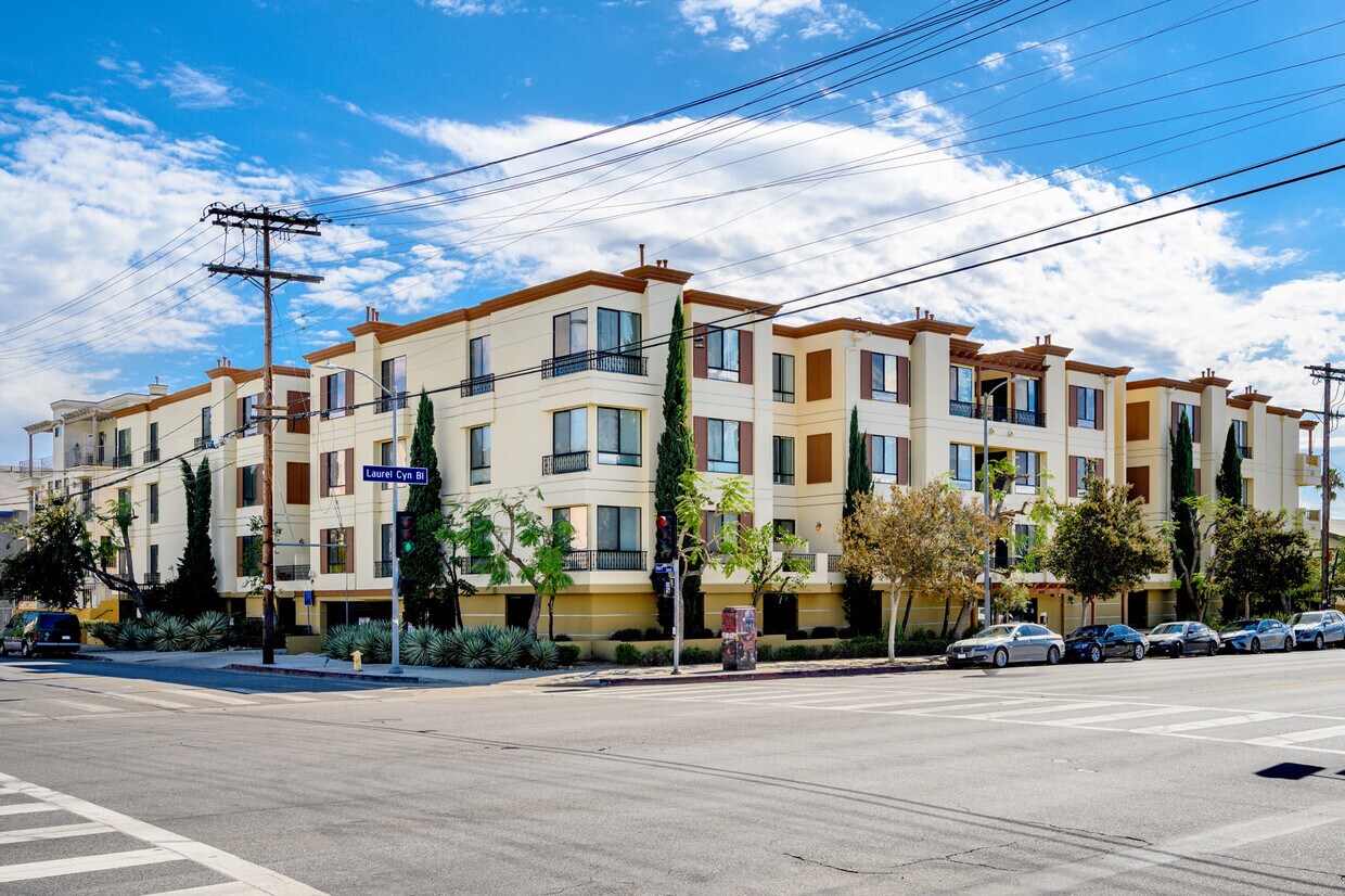 Foto principal - 6938 Laurel Canyon Blvd