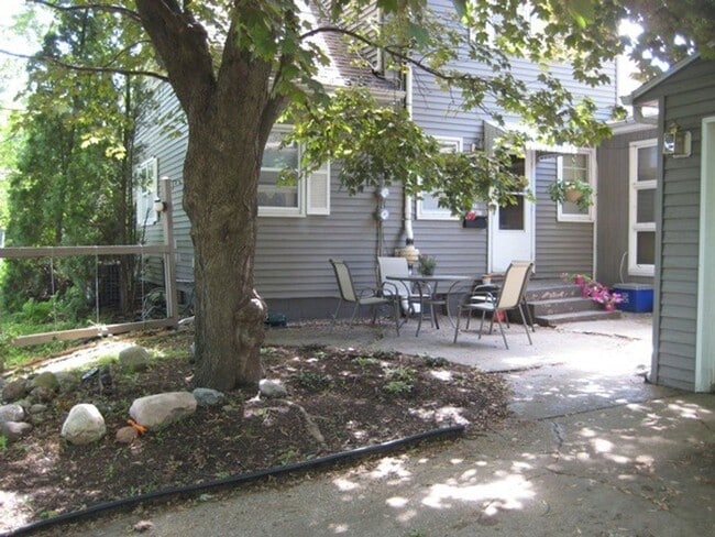 Building Photo - Cute 1 bed 1 bath @633 Walnut St in Iowa C...
