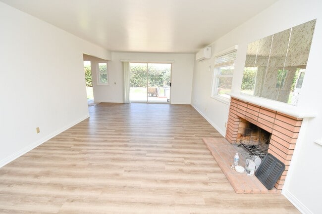 Building Photo - 3BED/2BATH Single Story in Camarillo