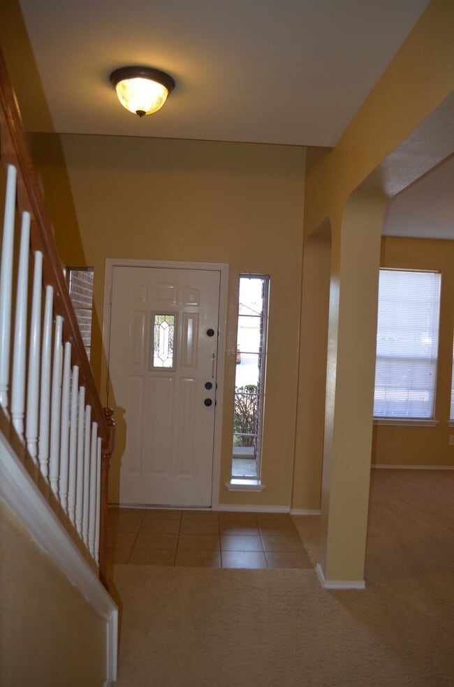 Building Photo - HUGE 5 BEDROOM HOME IN SAVANNAH HEIGHTS!