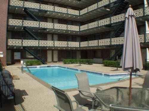 Beautiful mid-century building with an outdoor pool - 655 Pearl St