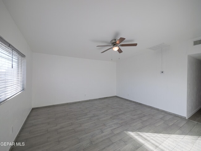 Building Photo - 339 Medina St