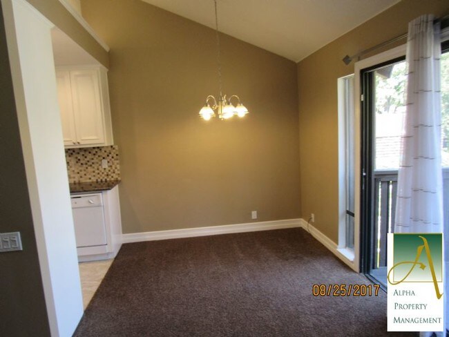 Building Photo - 728 Woodside Ln E
