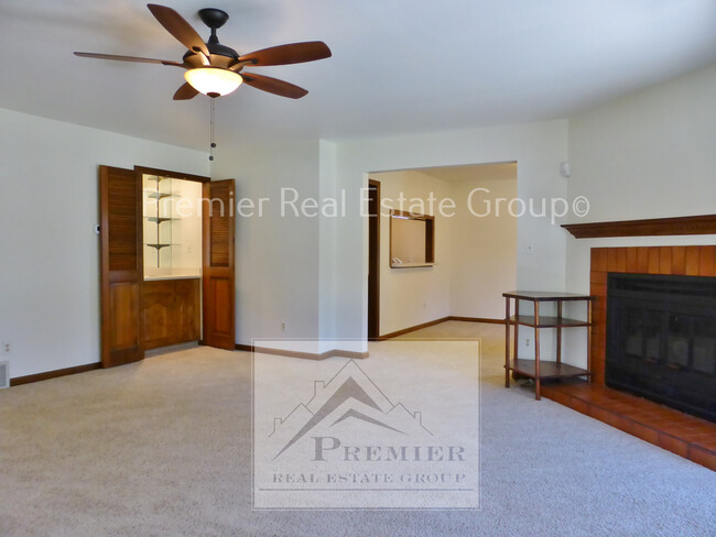 Foto del edificio - 3129 Broadmoor Valley Rd