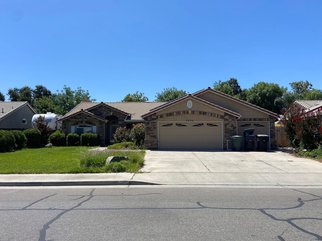 Foto principal - NW Visalia Home with pool Coming Soon!