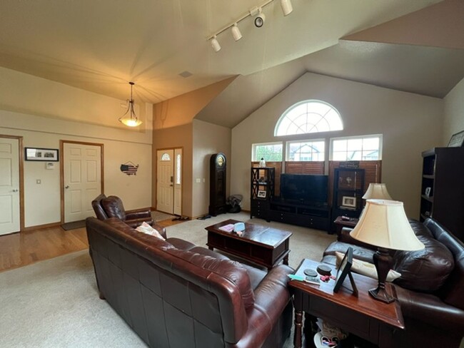 Building Photo - Beautiful 5 bedroom home in Northeast Colo...