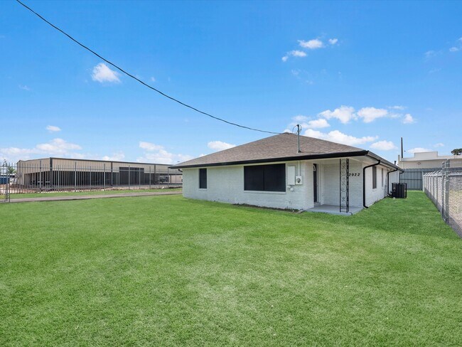 Foto del edificio - 12922 McNair St