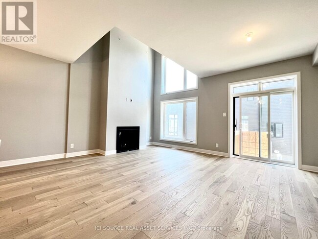 Building Photo - 825 Solarium Ave