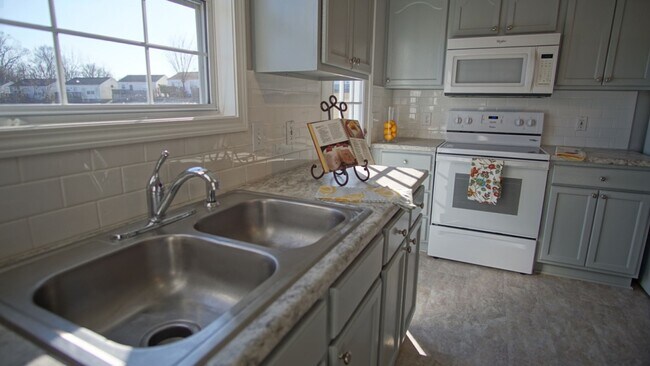 Foto del edificio - 3 Bed 2 Bath home with pool and lawncare included for $1850!!!