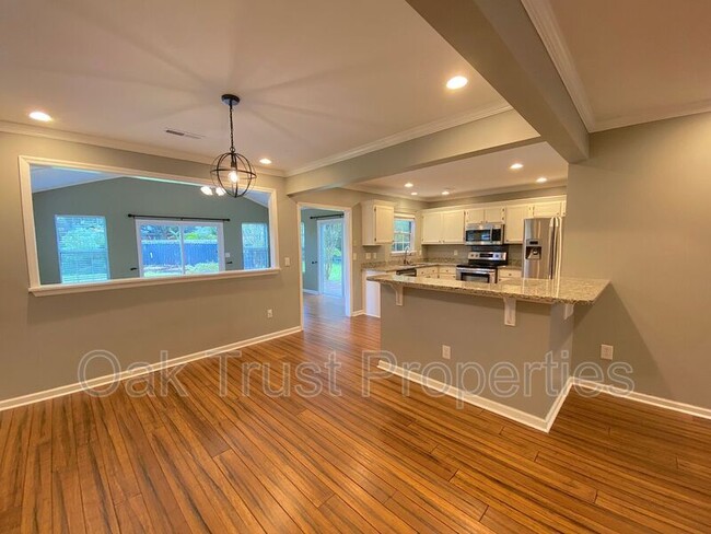 Building Photo - 1359 Center Lake Dr