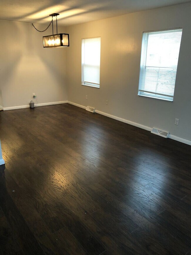 Foto del edificio - 3 br, 1 bath House - 431 W 2nd St
