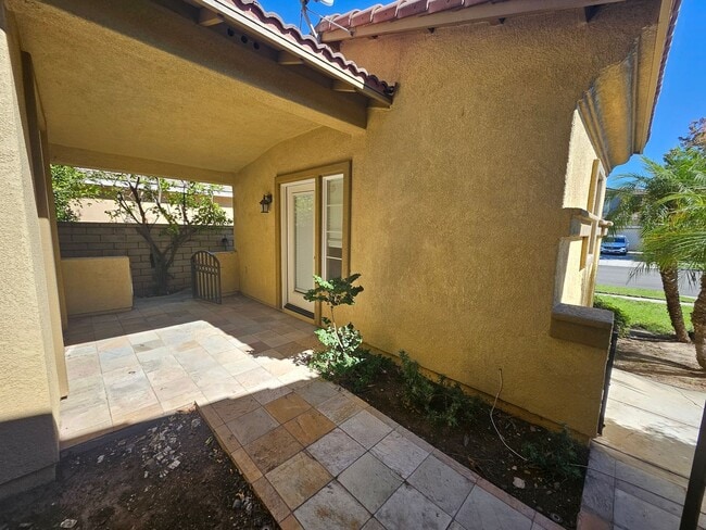 Building Photo - Executive home in South Corona!