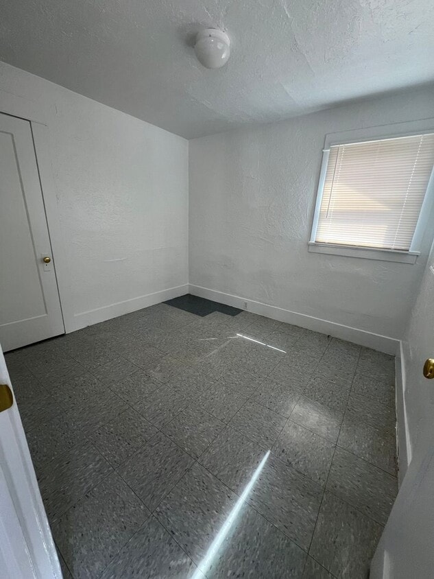 Building Photo - 2 bedroom 1 bathroom Home - Mills Addition