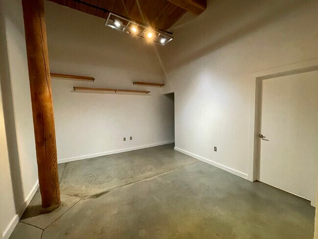 Building Photo - 400 Mills Ave